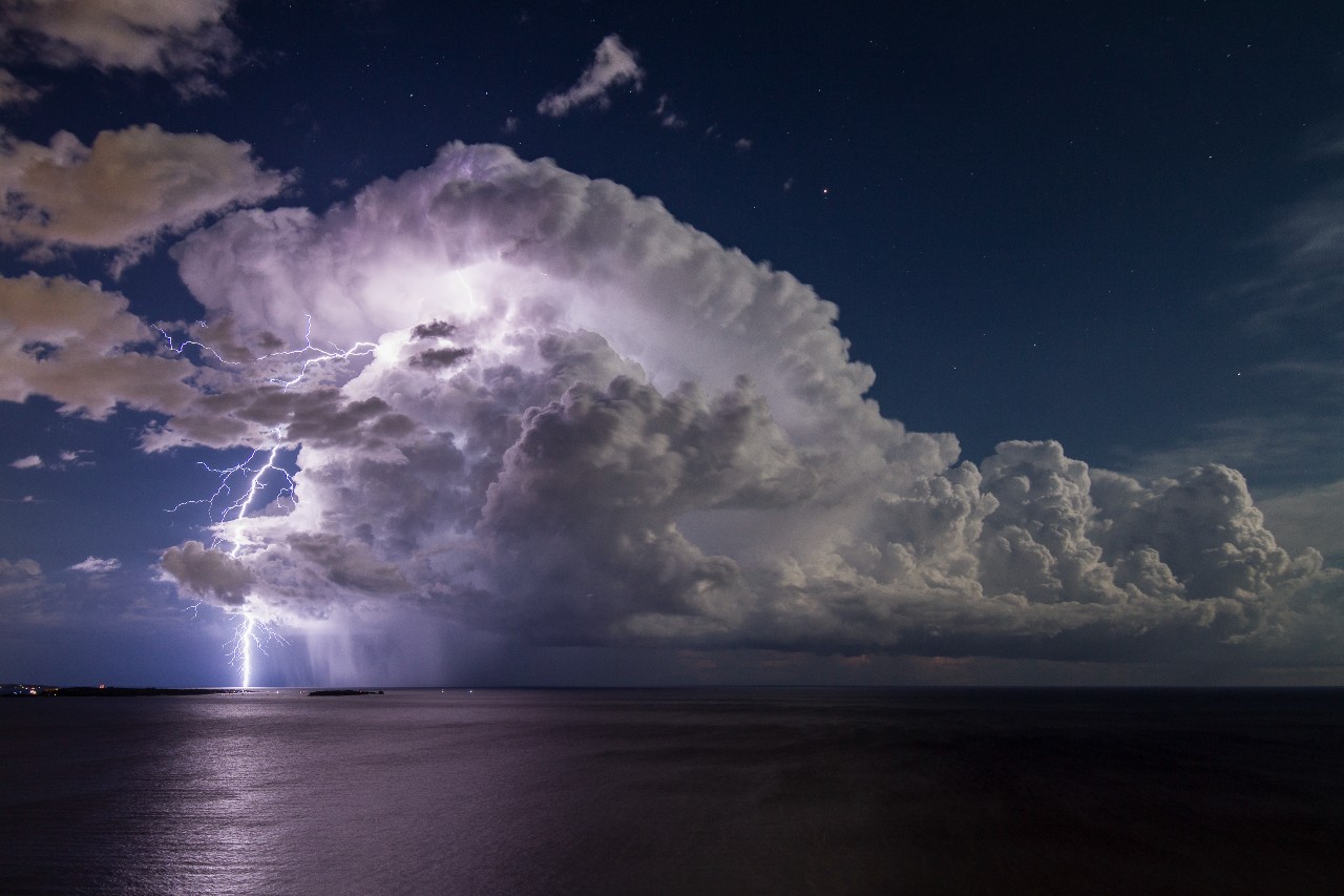 Lightning from an isolated storm over Cannes’ Bay © Serge Zaka 